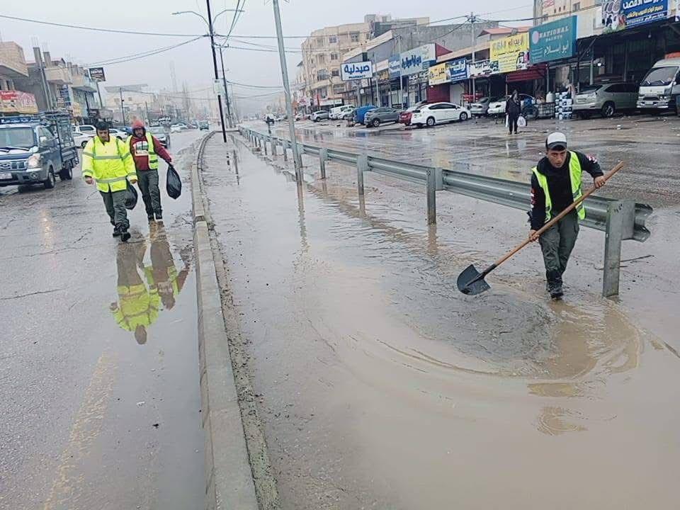 مجلس الخدمات المشتركة بعجلون يواصل فتح العبارات وتصريف المياه(صور)