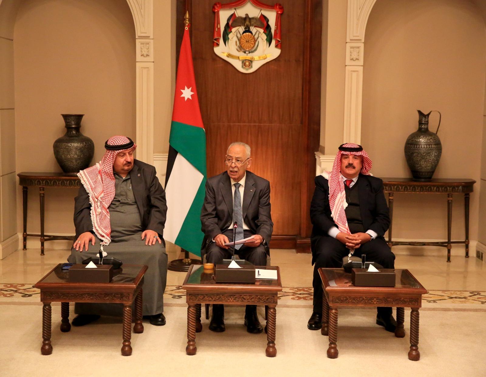 رئيس الديوان الملكي يلتقي وفدا من 