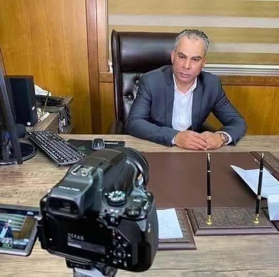 اول من يصل مقر الإذاعة ( مذيع ) ..