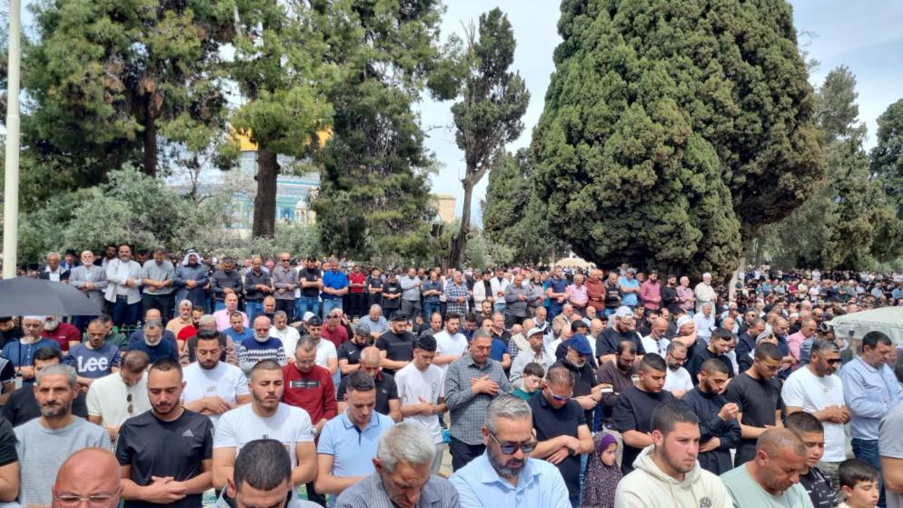 75 ألف مصل يؤدون الجمعة الأخيرة من رمضان في الأقصى المبارك