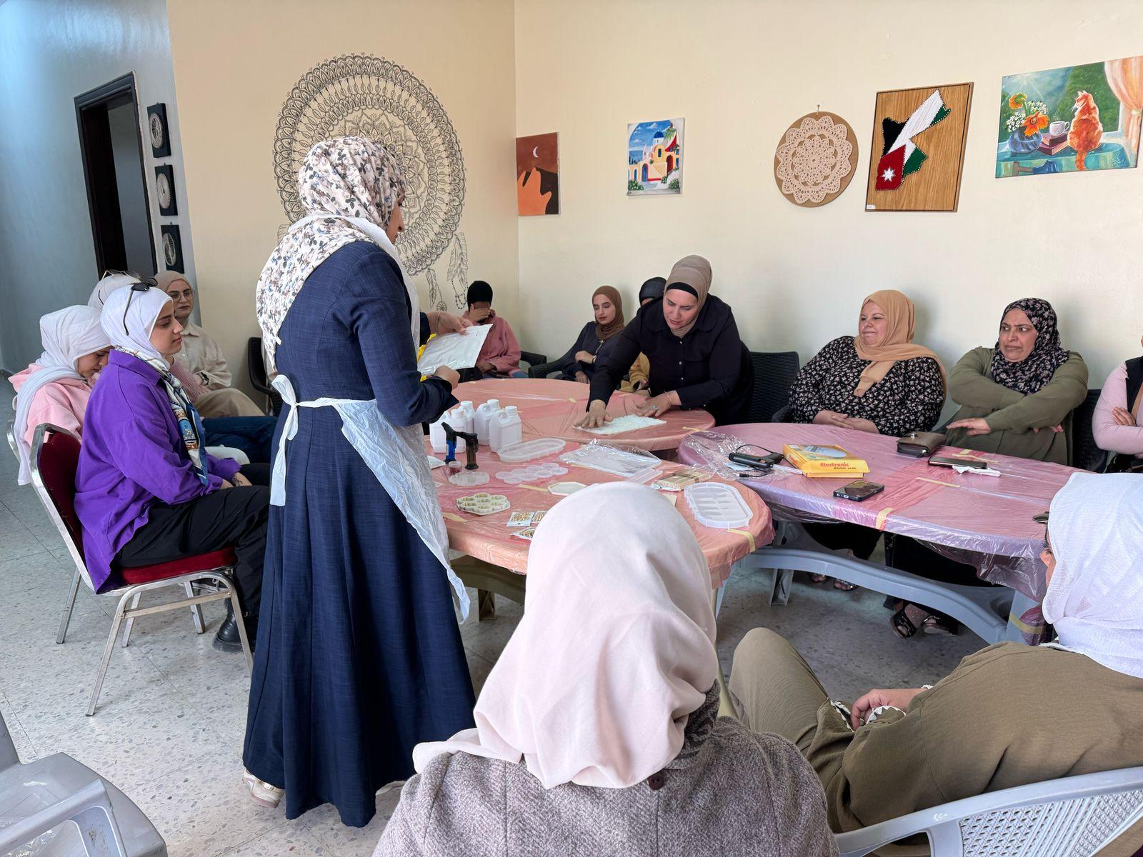 مركز شابات فقوع ينفذ دورة أشغال يدوية بمشاركة 19 شابة