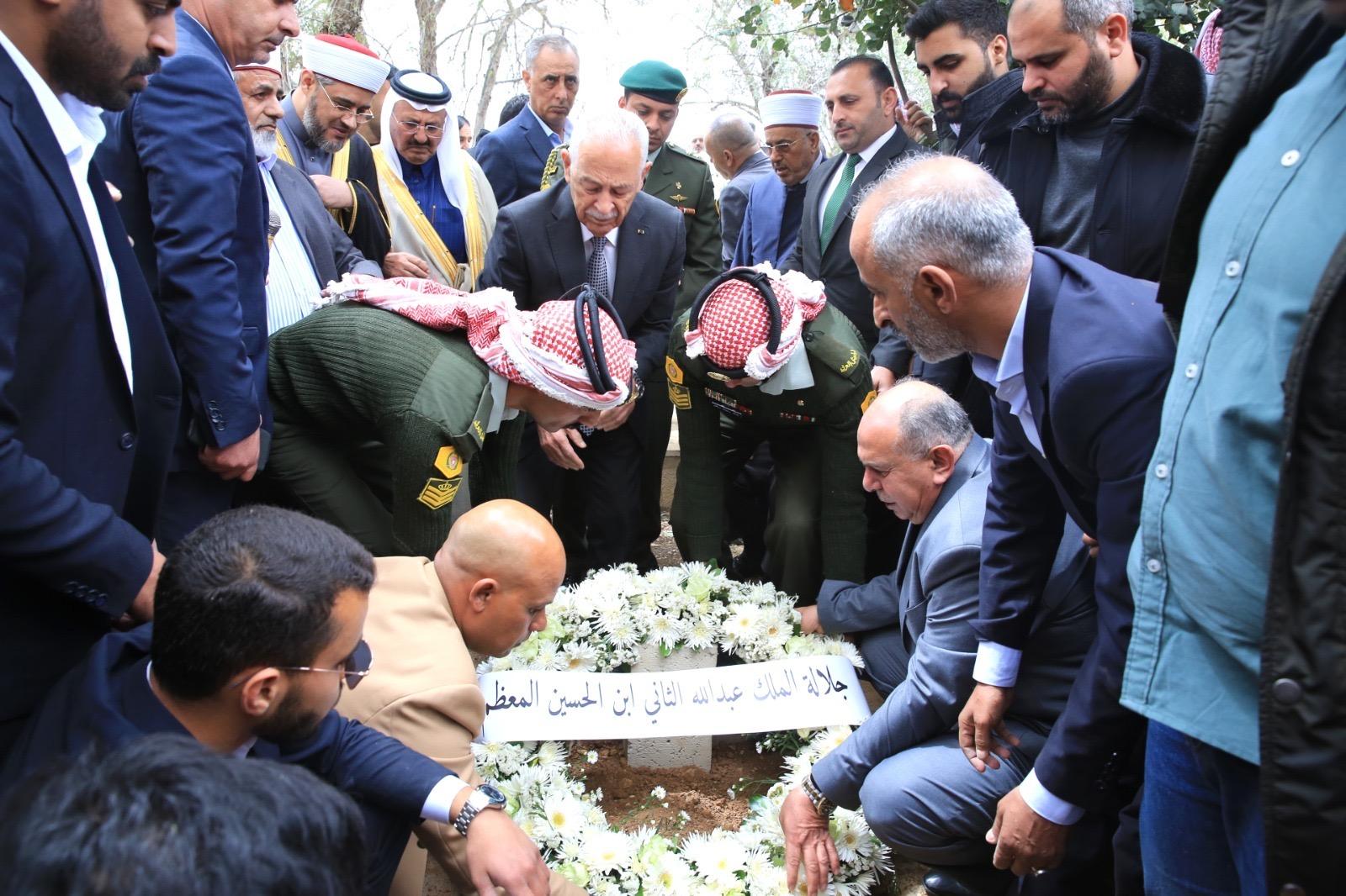 رئيس الديوان الملكي يشارك في تشييع جثمان الوزير عيد الفايز
