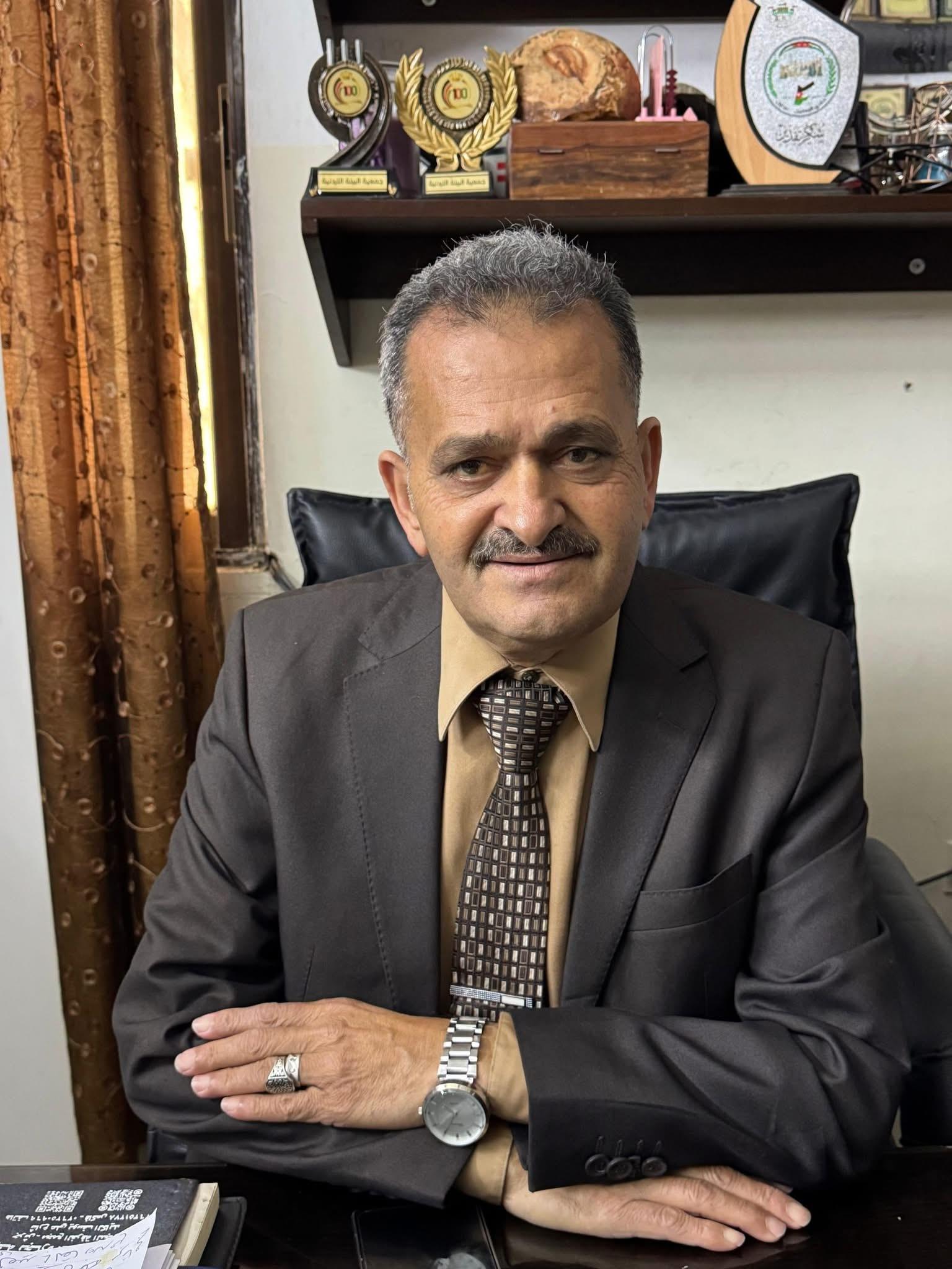 الزميل فريحات يعمل باخلاص لخدمة المهنه