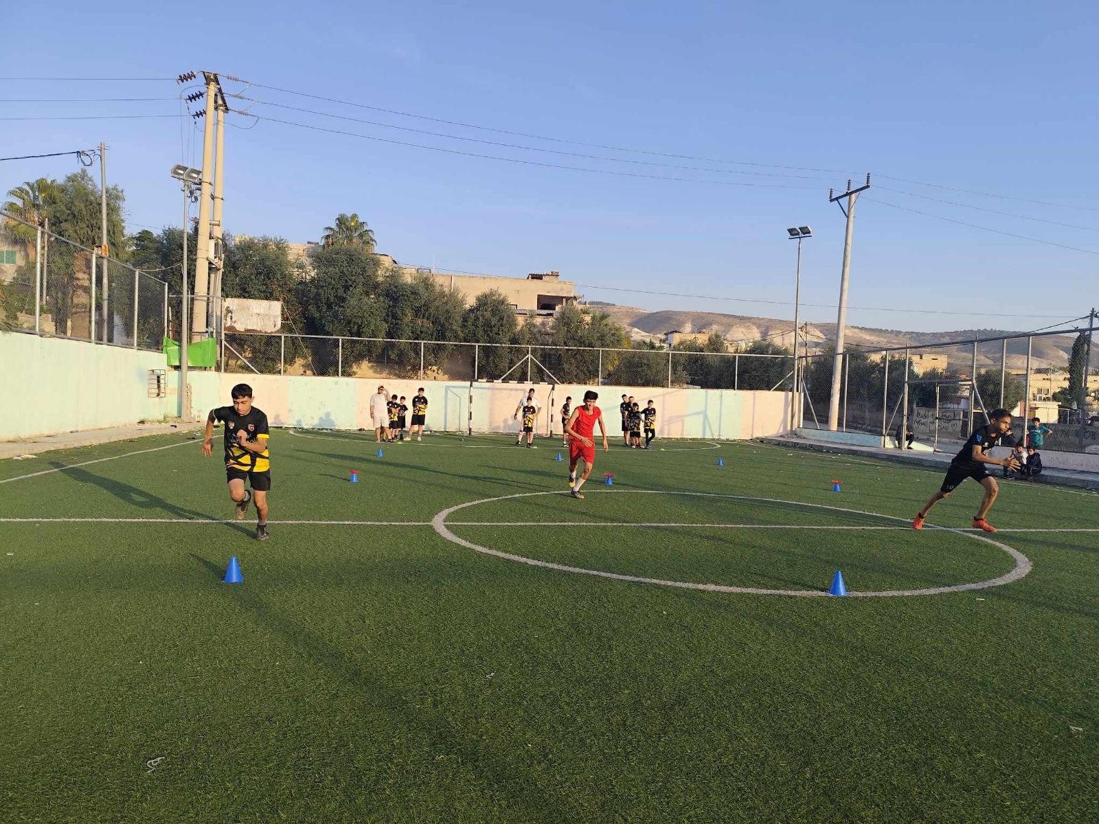 مركز شباب المنشية ينظم بطولة لخماسيات كرة القدم.