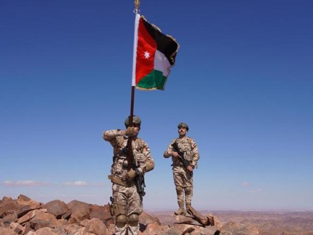 الجيش يرفع العلم فوق أعلى قمة جبلية في المملكة