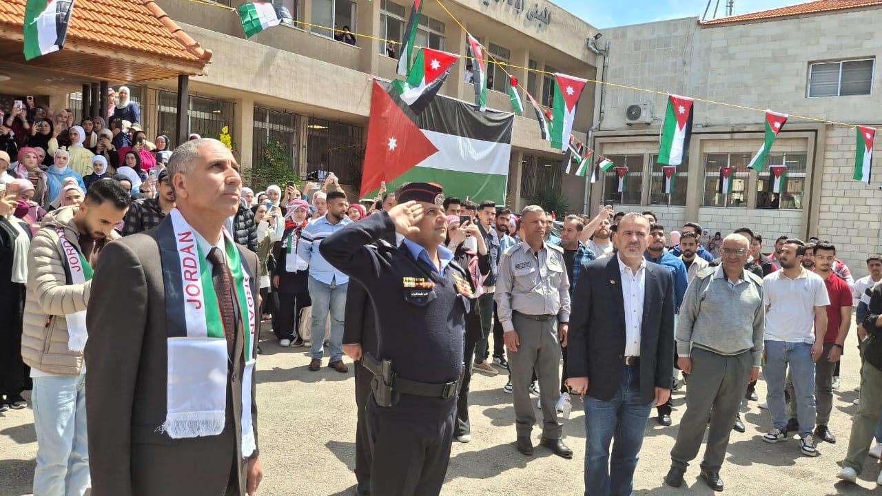 كلية عجلون الجامعية والأمن تحتفلان بيوم العلم الأردني