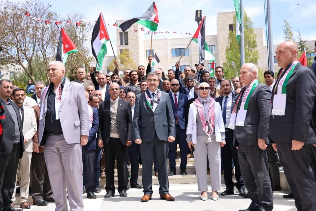 جامعة عجلون الوطنية تحتفي بيوم العَلَم الأردني