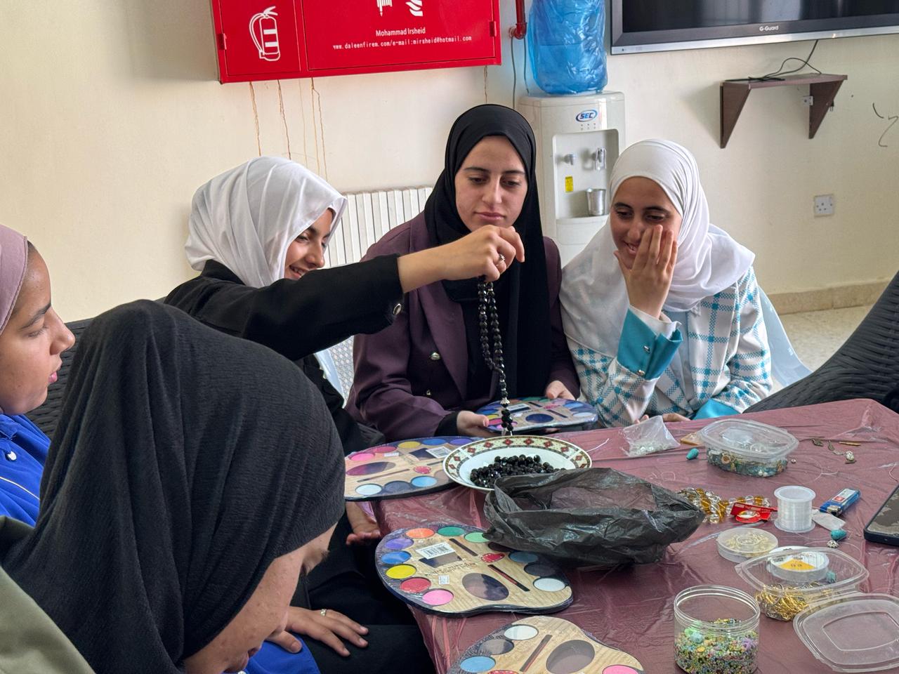 مركز شابات فقوع النموذجي ينفذ دورة في الأشغال اليدوية بمشاركة 15 شابة