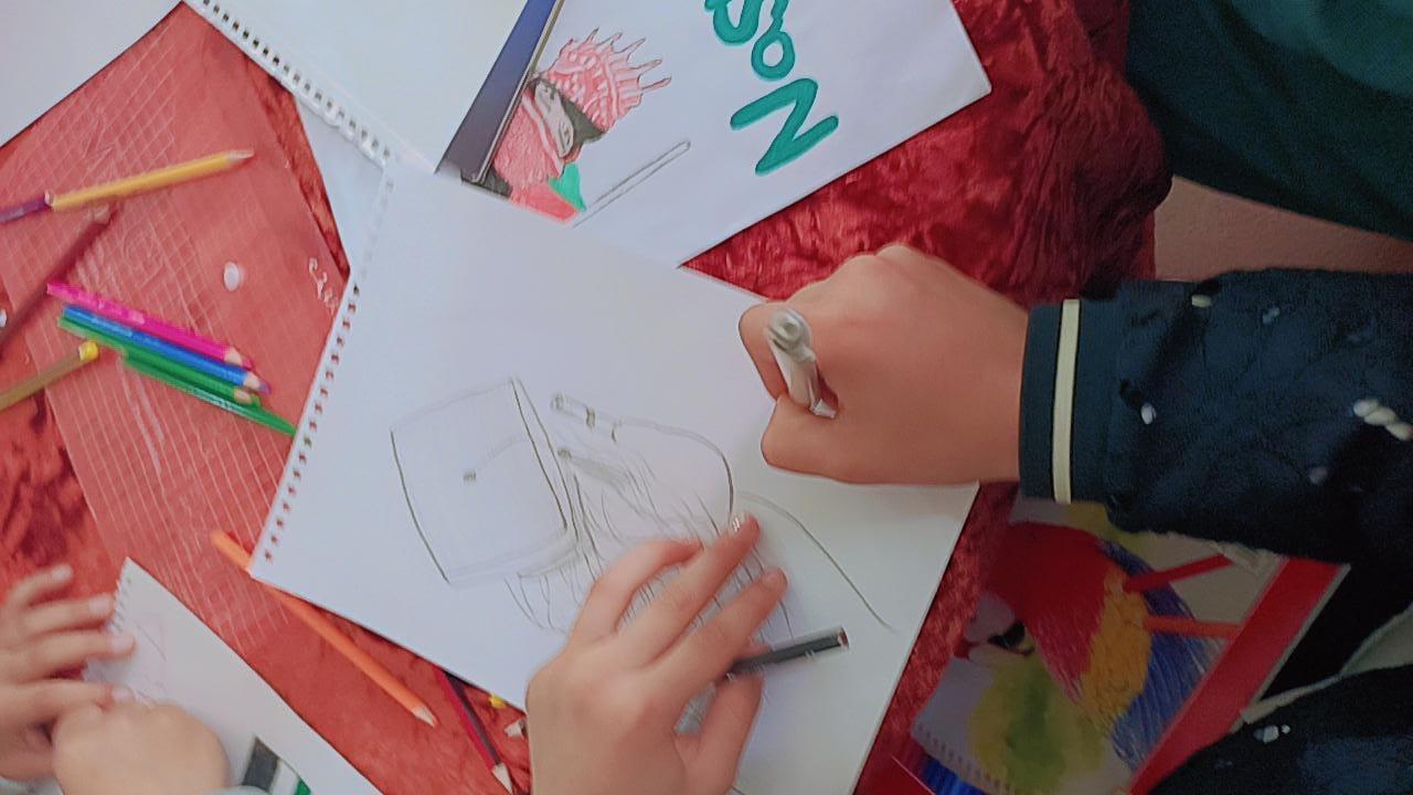 ورشة فنية في مركز شباب وشابات ذات راس لتنمية مهارات الرسم لدى اليافعات