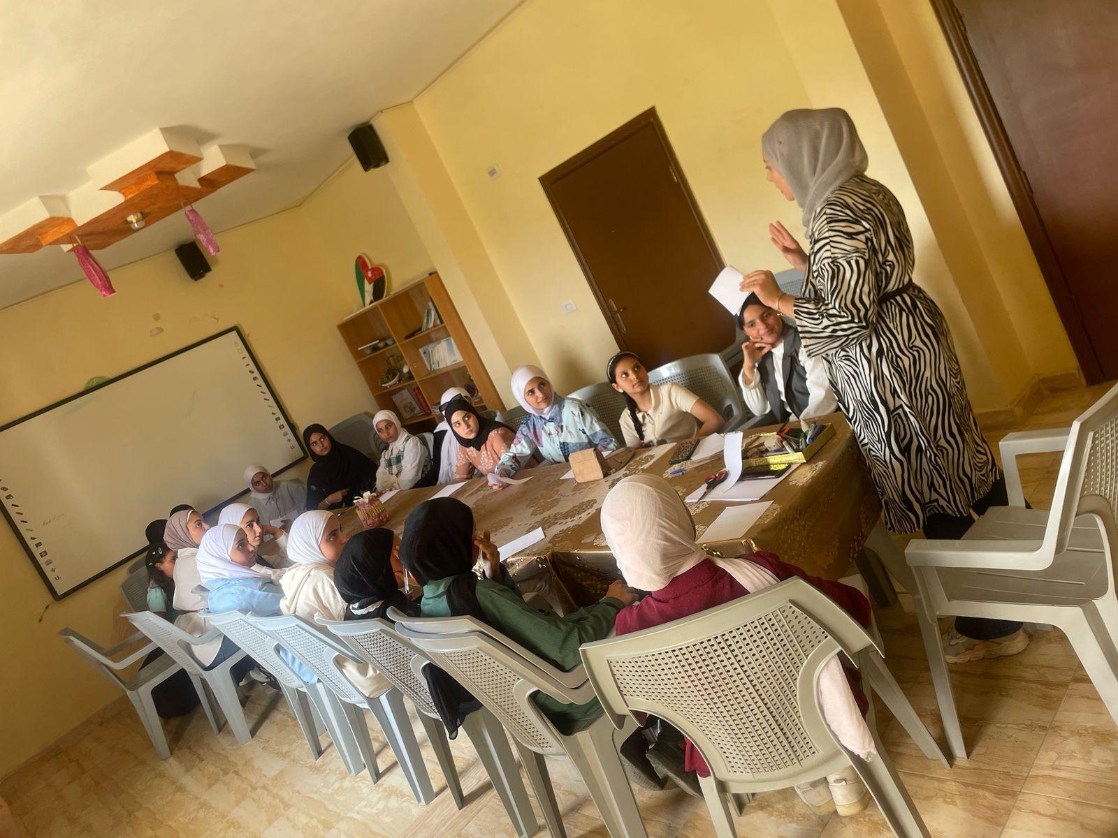 ورشة توعوية في مركز شابات أدر حول التغذية الصحية