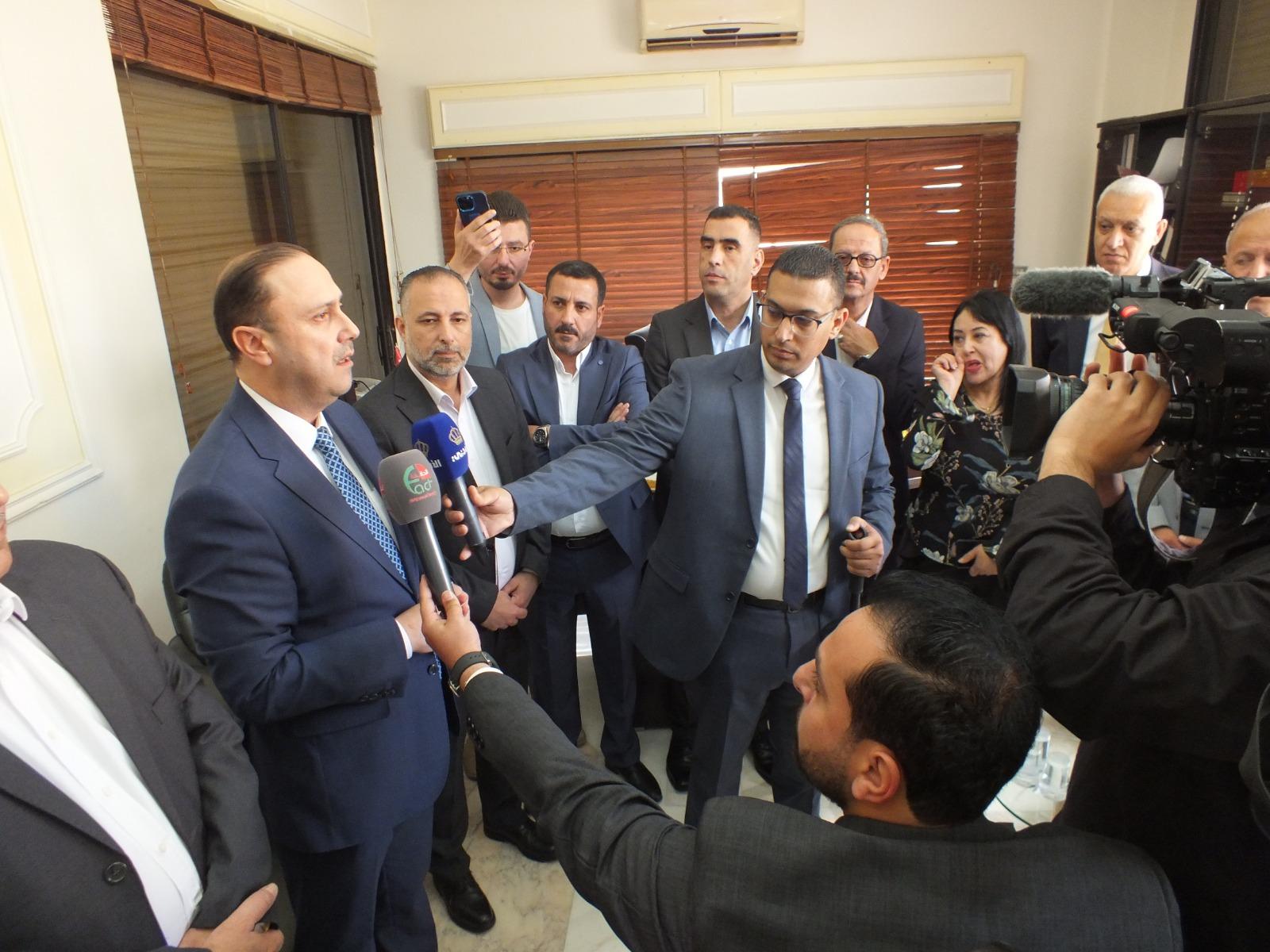 المومني ينقل تهاني الحكومه لمجلس نقابة الصحفيين..صور