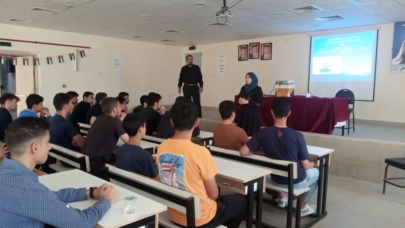 جلسة توعوية بصناعة المحتوى الرقمي في مركز شباب وشابات غرب إربد المدمج.