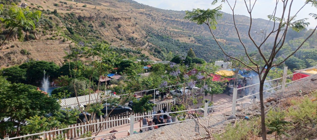 بالصور ..راجب تشهد حركة سياحية نشطة وسط مطالب بتوسعة الطرق