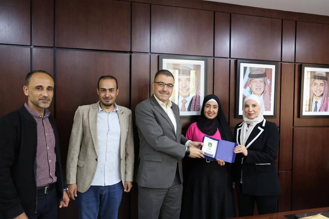 رئيس جامعة عجلون الوطنية يكرم الطالبة ربى الغراغير