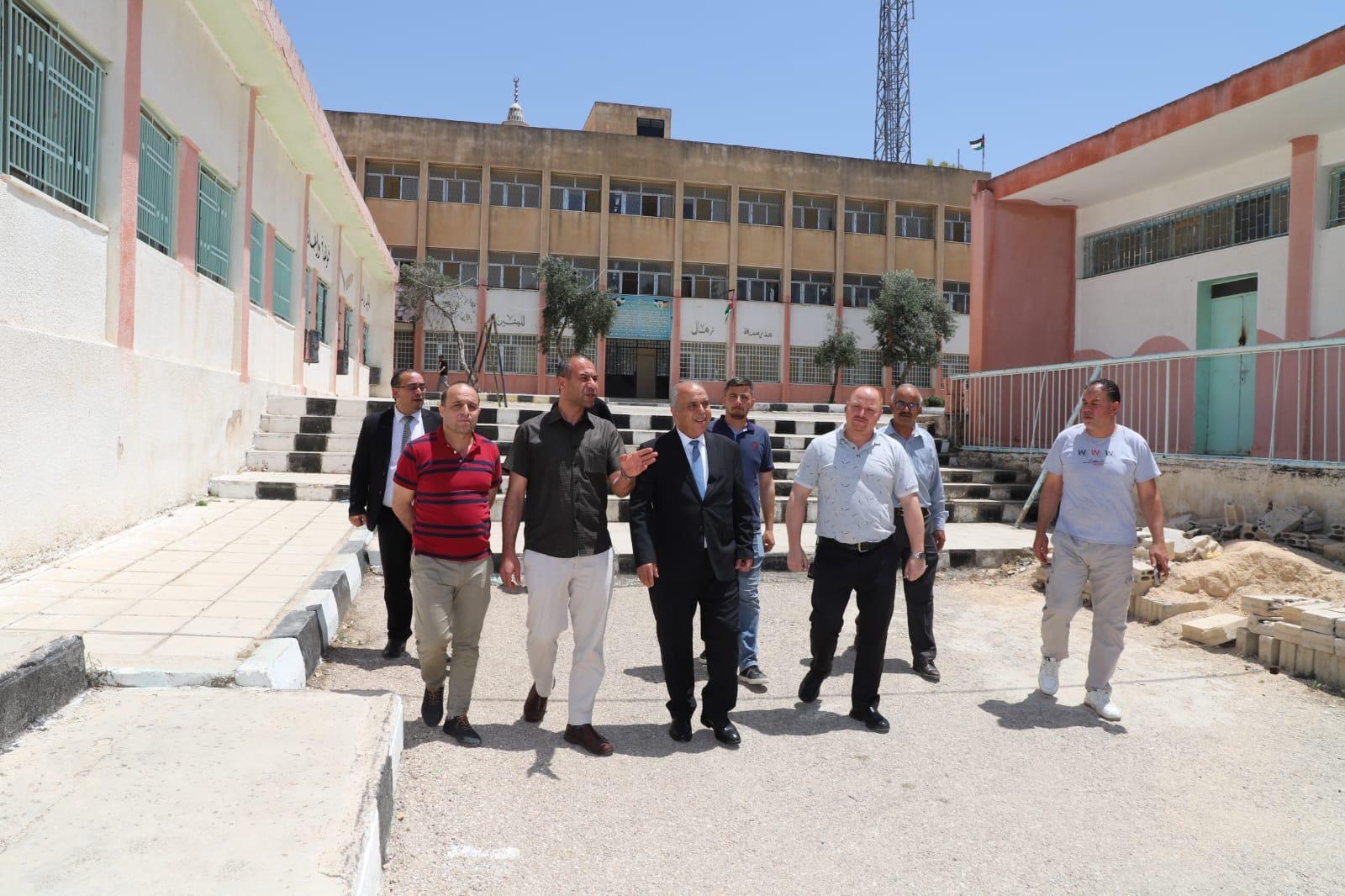 وزير التربية يتفقد عدداً من مدارس المزار والكورة