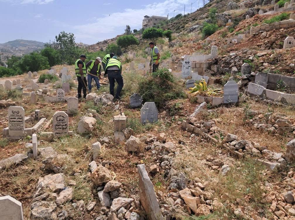 حملة بيئية لتنظيف المقابر في عجلون