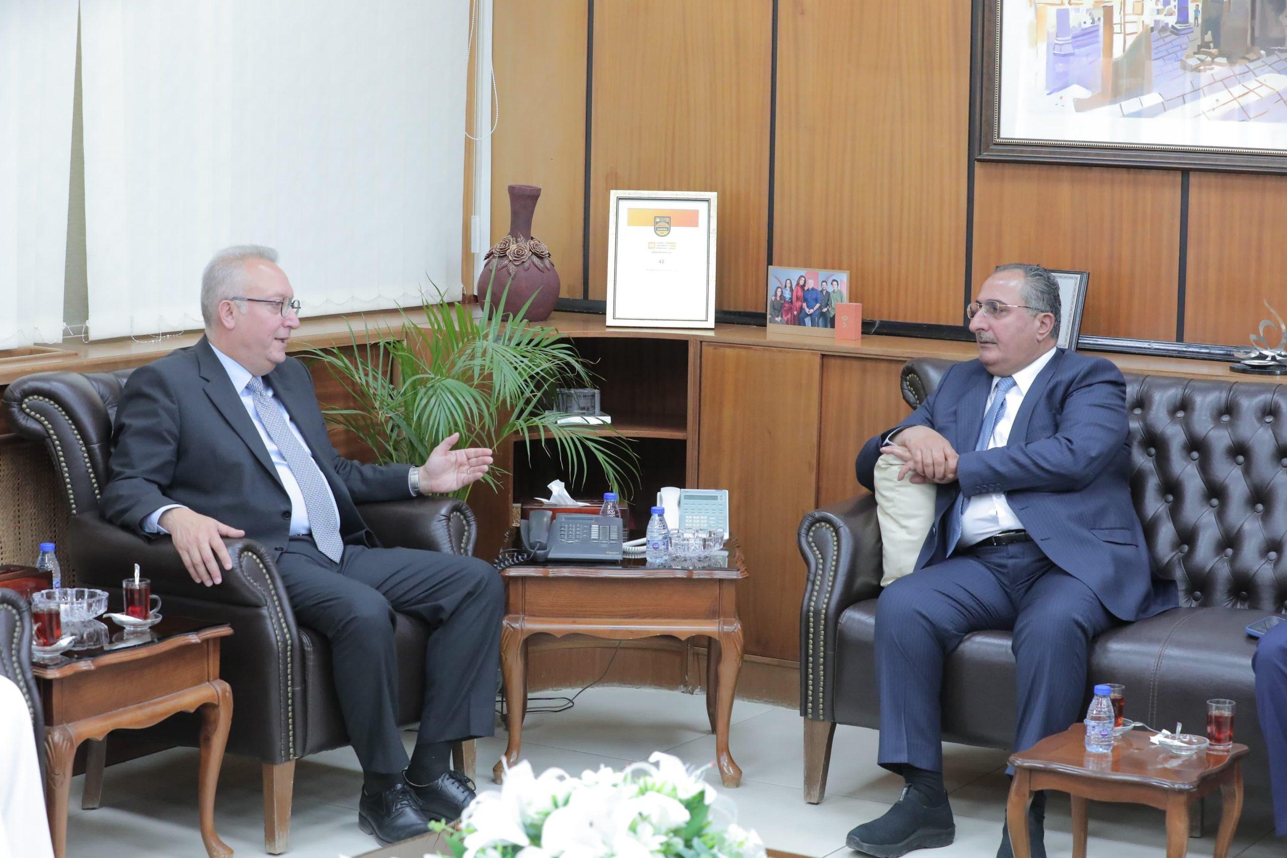 الخصاونة: الملك وولي العهد يؤكدان دوما الإهتمام بالشباب