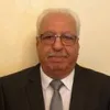 دعوات مستغربة على نطاق ليس ضيقا، لإلغاء مجالس المحافظات» اللامركزية» بحجة عدم نجاحها.  المستغرب في تلك الدعوات أنها لا تتطرق إلى مسببات عدم النجاح، وتحديدا القانون الذي ينظم ذلك الملف، والذي كان مثار جدل منذ أن تم وضعه، بحكم ما يعانيه من ثغرات تفرغه من مضمونه، وتجعله عاجزا عن التماشي مع ما هو مطلوب منه.     ولو استرجعنا الجدل الذي رافق إقرار القانون بصيغته التي طبق بها، لأدركنا أهمية الاعتراضات التي أثيرت حوله، وبخاصة ما يتعلق بصلاحيات المجالس، وبآليات عمله ومرجعياته التنظيمية والإدارية. والتي لا أعتقد أنها كانت مبنية على رغبة بمنح المجالس الاستقلالية وهامش الحركة الذي يجعلها مجالس خدمية بكل ما تحمل الكلمة من معنى. في التفاصيل، لا تشارك المجالس بوضع الموازنة العامة للدولة، وبخاصة ما يتعلق بالمخصصات لكل محافظة. ولم يؤخذ بمضامين تقاريرهم المرفوعة بشأن المشاريع المطلوبة وذات الأولوية ومخصصاتها، فتكون النتيجة رصد مبالغ بسيطة جدا لا تكفي لعشر ما هو مطلوب على درجة الاستعجال ويترك للمجلس حرية التصرف بها. فعلى سبيل المثال تتراوح المبالغ المخصصة للمحافظات بما فيها المحافظات مترامية الأطراف ـ ما بين 10 الى عشرين مليون دينار، لا تكفي لإقامة مدرسة أو مركز صحي، أو خطوط مياه أو إصلاح طرق زراعية متهالكة ـ وأكثر من نصف الطرق الزراعية لم تعد صالحة للسير عليهاـ . الأمر الذي يضع أعضاء المجالس في حرج كبير أمام من يمثلونهم، إما لعدم تمكنهم من تلبية مطالبهم المحقة، أو بسبب من تقرر الوزارات المختصة تنفيذ مطالبهم خارج اطار المجالس.    وفي مجال التنفيذ، فإن العملية تدخل في إطار الروتين الحكومي، لتتدنى عملية التنفيذ خلال السنة إلى أقل من نصف المبالغ المرصودة أحيانا، فتعود المبالغ المتبقية إلى الموازنة، أو يتم تدويرها إلى الموازنة القادمة بكل ما في ذلك من إشكالات تقلل من مدى الاستفادة منها.  وما يزيد من تعقيدات الأمور تعدد حلقات المرجعات التي تتعامل معها المجالس التي سميت ب» اللامركزية»، خلافا لواقعها الفعلي. فكل مجلس مرتبط بالمحافظ، والمحافظ مرتبط بوزارة الداخلية أصلا، لكن مسار المعاملات الخاصة بتلك المجالس في اتجاه وزارة الإدارة المحلية التي يفترض أن تكون مرجعيتها المباشرة. كل ذلك يتقاطع مع ما تعتبره المجالس البلدية والتنفيذية تداخلا مع اختصاصاتها، وما يؤسس إلى حالة من التنافس السلبي، الذي ينتهي عند إخراج الحلقة الأضعف من السباق. فالمجالس البلدية تحصّل رسوما وبدل خدمات، وتمتلك موازنات، وتستطيع أن تقترض من بنك تنمية المدن والقرى، وتحصل على مساعدات خارجية، وتنفق ضمن إمكاناتها. بينما مجالس المحافظات لا تمتلك أدنى المقومات لتنفيذ أي نشاط.  من هنا فالمصلحة العامة تقتضي أن يصاغ قانون جديد لمجالس المحافظات، يكون فيها المجلس برلمانا خدميا للمحافظة. ومظلة لكافة الأعمال والنشاطات الخدمية وفقا لما يتوافر من مخصصات، وبحيث يكون التنفيذ للبلديات وللمديريات كل ضمن اختصاصها.  فمن حيث المبدأ، يشارك المجلس في بناء موازنة محافظته وفقا لمخصصاتها في موازنة الدولة، وموازنة البلدية، وأي إيرادات أخرى، بصورة متكاملة وفقا لذلك.  وسيكون متاحا امام المجلس وضع خطة ثلاثية أو رباعية، للمشاريع في تلك المحافظة. ويكون مرجعا لكل الشؤون الخدمية تحت مظلة الدولة ولكن ضمن تخطيط وتصور تنموي شمولي لمختلف مناطق الاختصاص. المهم هنا أن نعتبر أن إخفاق مجالس المحافظات لا يعني خللا في المجالس ذاتها وإنما في القانون القاصر الذي وضع ضمن مكاسرات لا أعتقد أنها كانت بريئة. ولا اعتقد ان الدعوات الحالية بإلغائها بريئة أيضا.