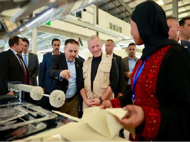 الملك يزور عددا من المصانع في مدينة الموقر الصناعية