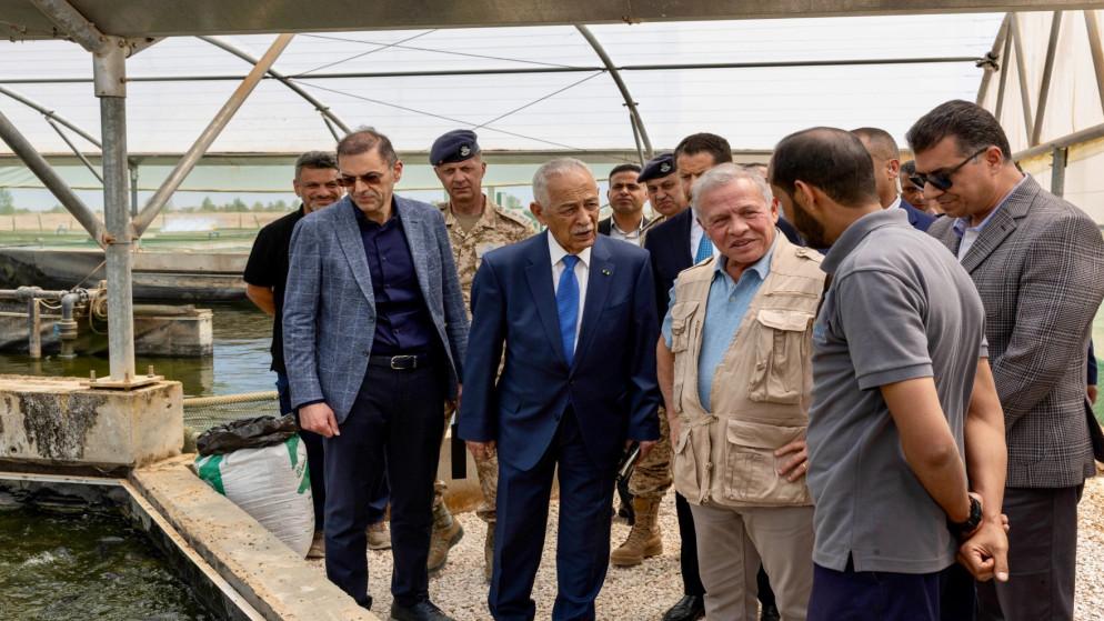 الملك يزور مشروع استزراع سمكي في الجفر