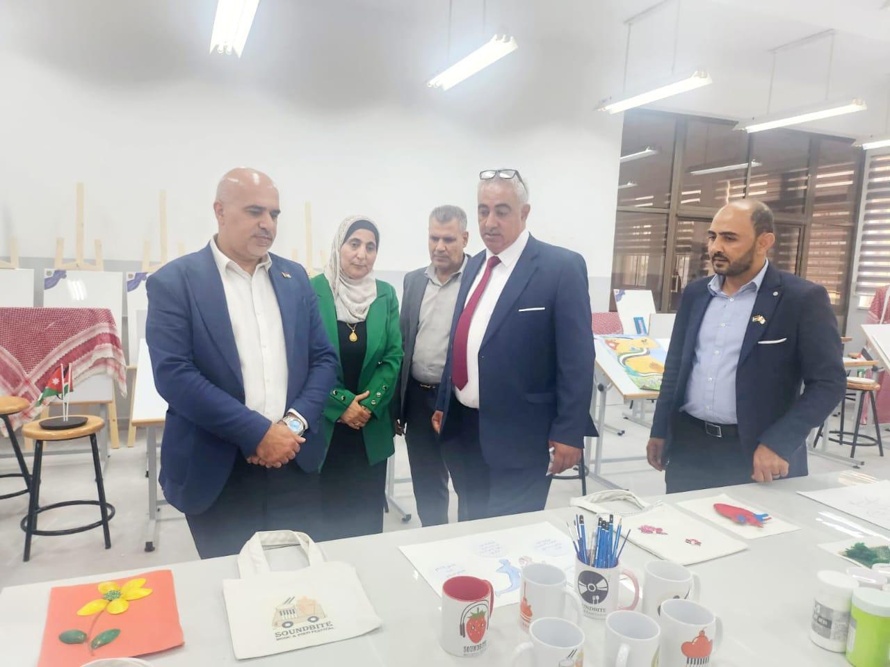 جويعد يفتتح معرض الاستقلال في مدرسة الأميرة عائشة بنت الحسين
