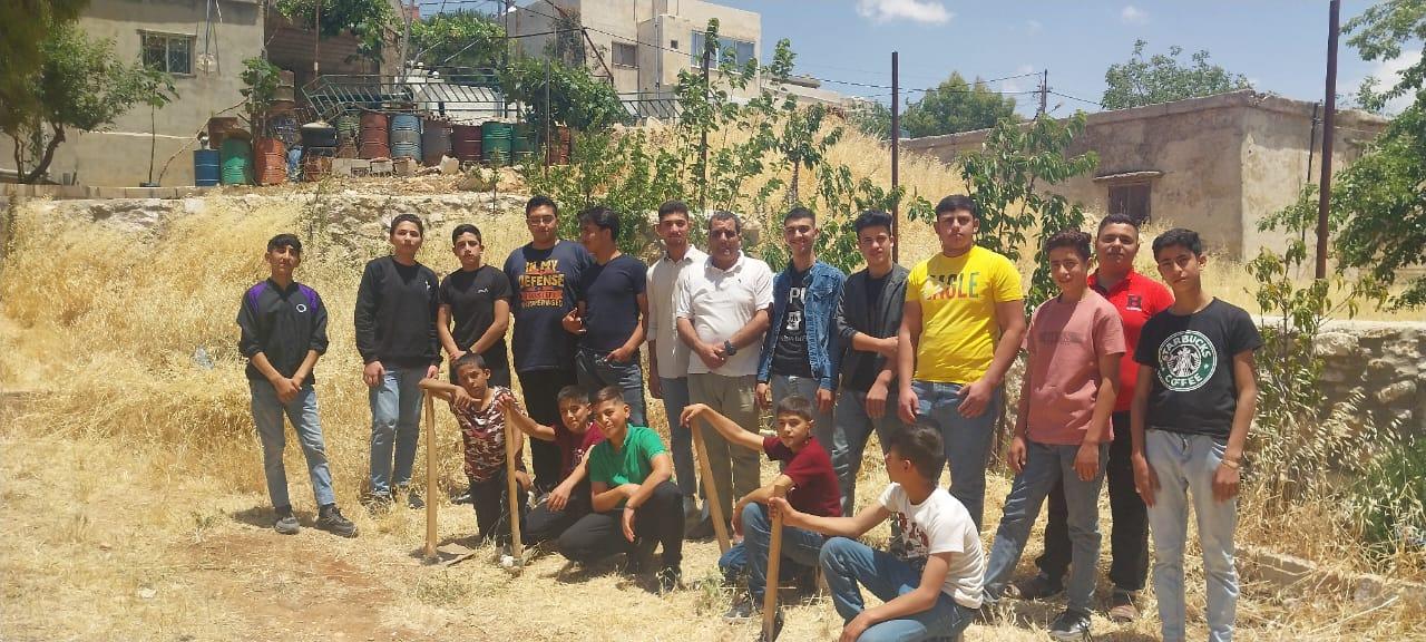 مركز شباب صخرة ينفذ نشاطاً بيئياً لزراعة الأشجار وإزالة الأعشاب الجافة