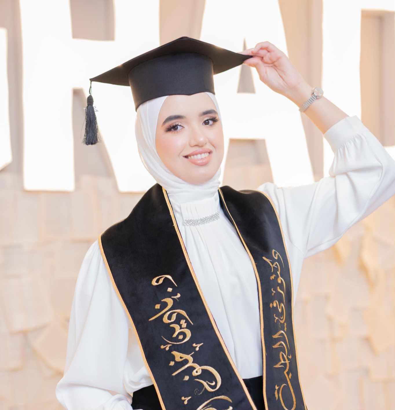 الدكتورة نادين خلف القرالة.. مُبارك التخرج من كلية الطب