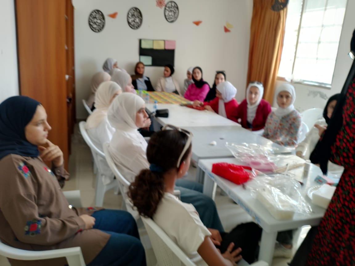 دورة تدريبية حول صناعة الصابون في مركز شابات المزار الشمالي