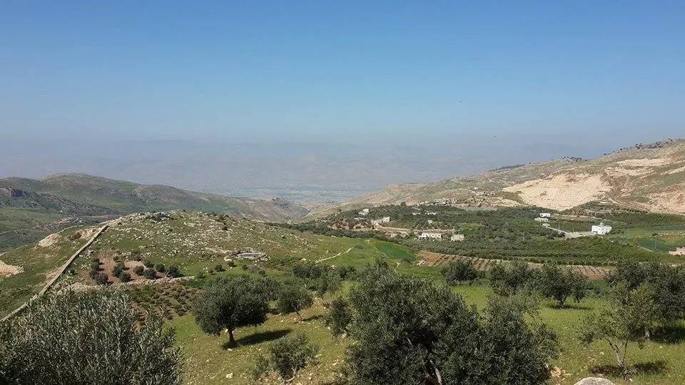 أهالي دحوس يطالبون بتحسين الخدمات والبنية التحتية