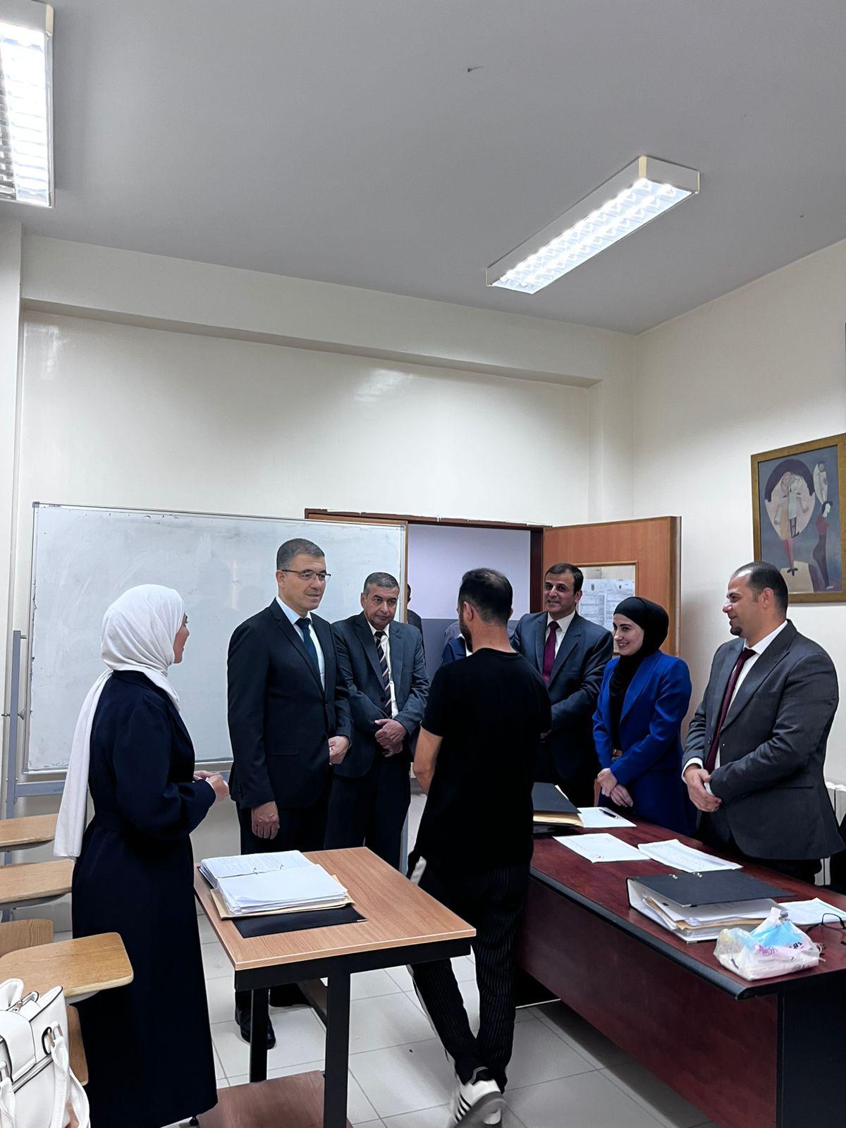 رئيس جامعة عجلون الوطنية يتابع جانبًا من مناقشات التدريب الميداني لطلبة الإرشاد النفسي والأسري