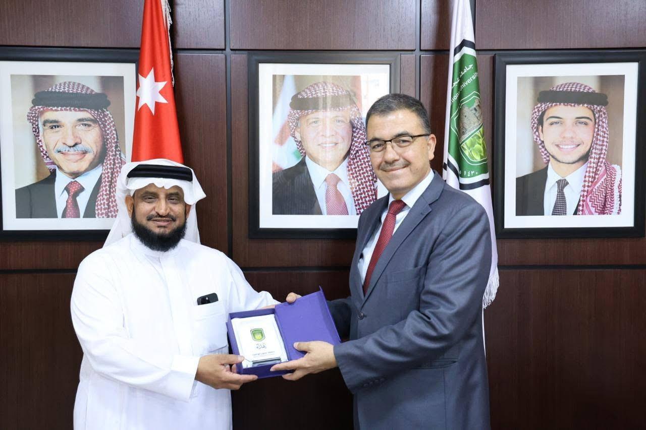 رئيس جامعة عجلون الوطنية يكرّم عددًا من الطلبة الوافدين لتميزهم في الأنشطة والفعاليات الوطنية