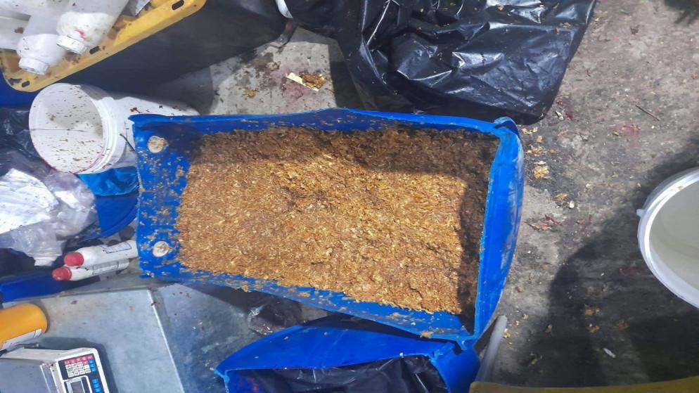 الجمارك: ضبط طن معسل بمعمل يستخدم نشارة الخشب في التصنيع