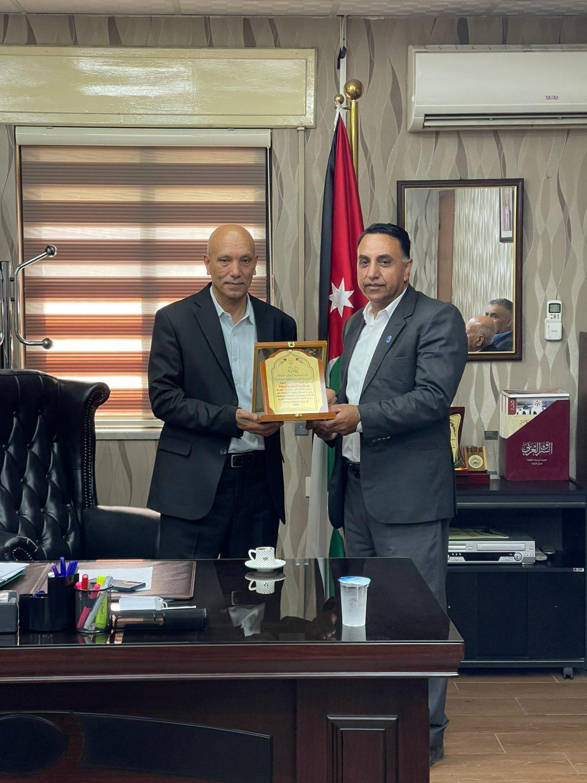 جمعية أبواب الجنه الخيرية في الطفيلة تكرم رئيس الاتحاد العام للجمعيات الخيرية. 