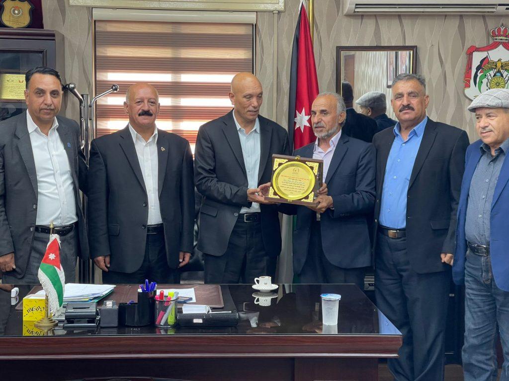 اعضاء الهيئة الادارية لاتحاد الطفيلة يكرمون زميلهم الخوالدة