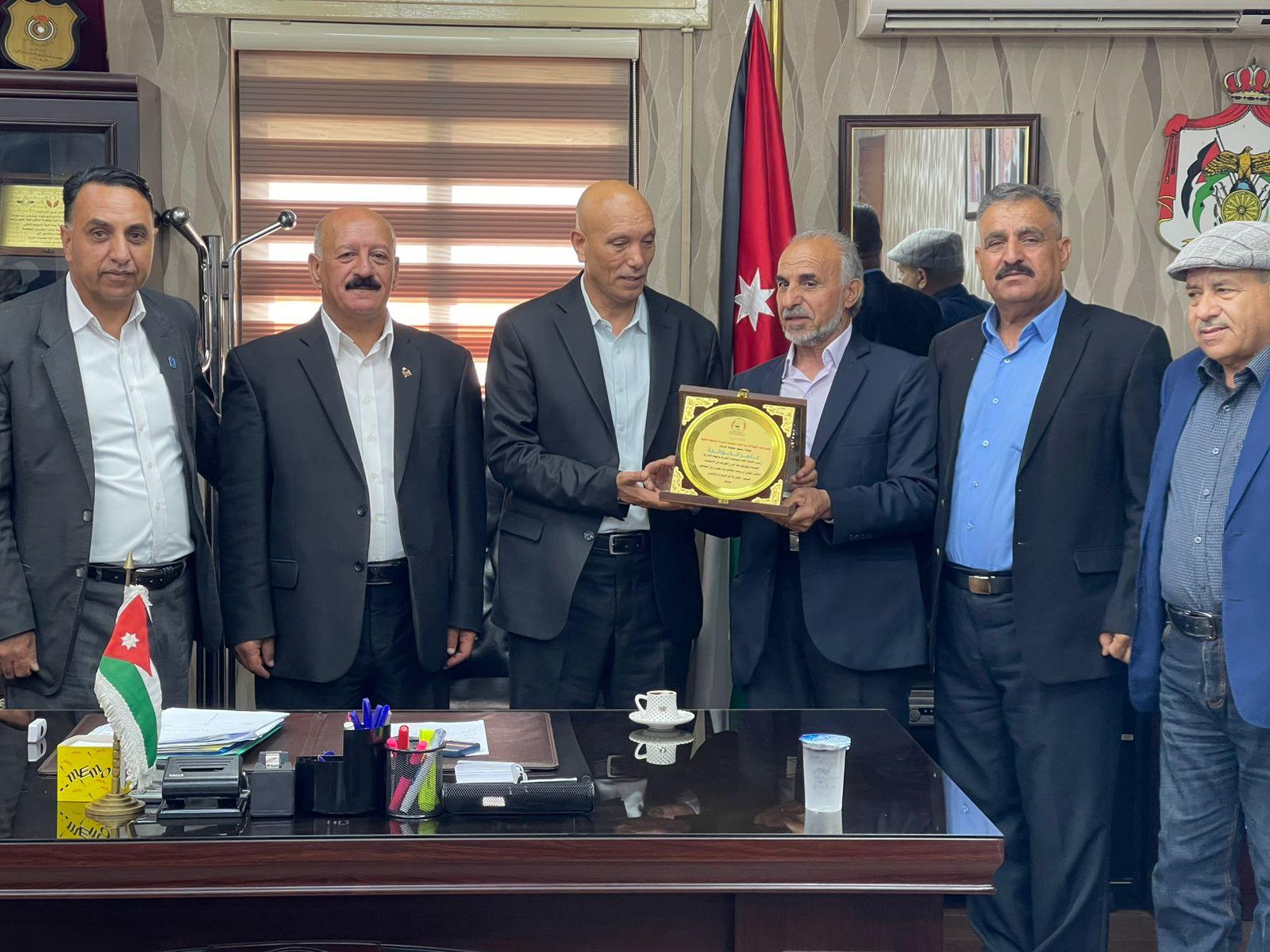 اعضاء الهيئة الادارية لاتحاد الطفيلة يكرمون زميلهم الخوالدة