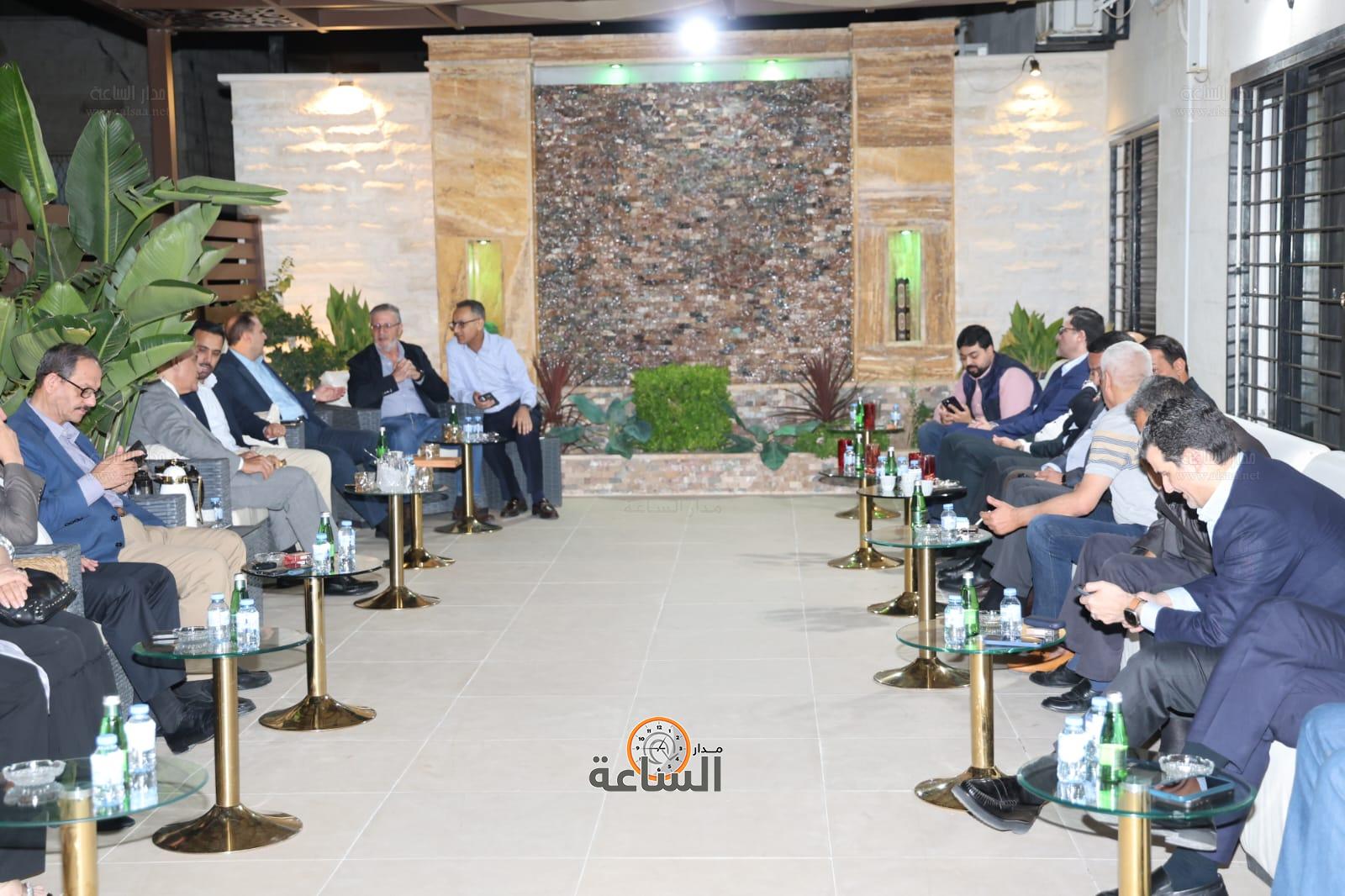 العموش  يعقد لقاء حول دور الاعلام في دعم القضايا الوطنية .. (صور)