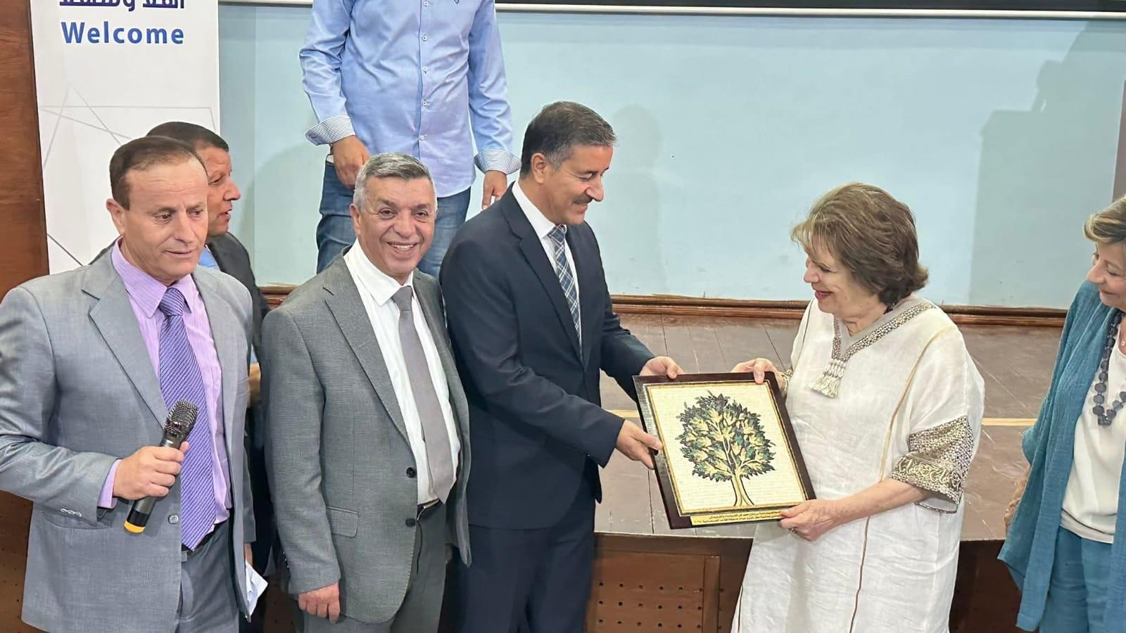 انامل الاردينه تقيم حفل توزيع جوائز تصميم مقاعد خارجية بالفسيفساءفي مادبا