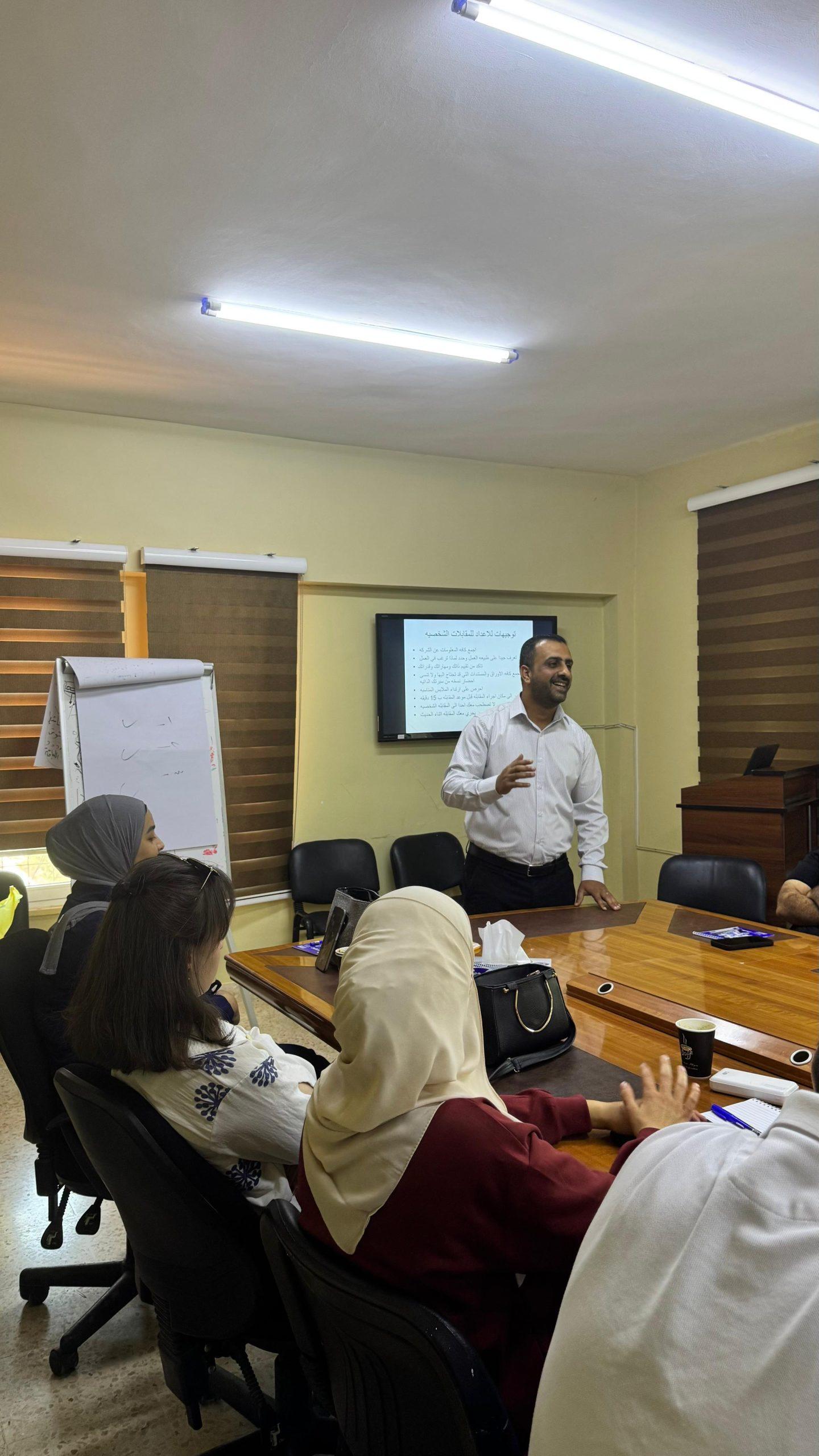 دورة تدريبية حول كتابة السيرة الذاتية ومقابلات العمل في مركز شباب عجلون النموذجي