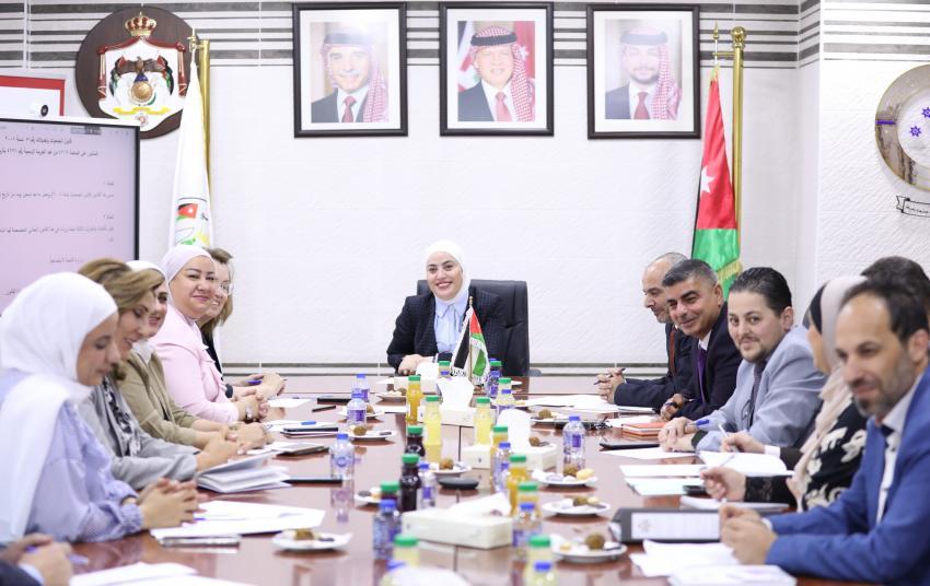 بني مصطفى تترأس إجتماعاً للجنة مراجعة قانون الجمعيات