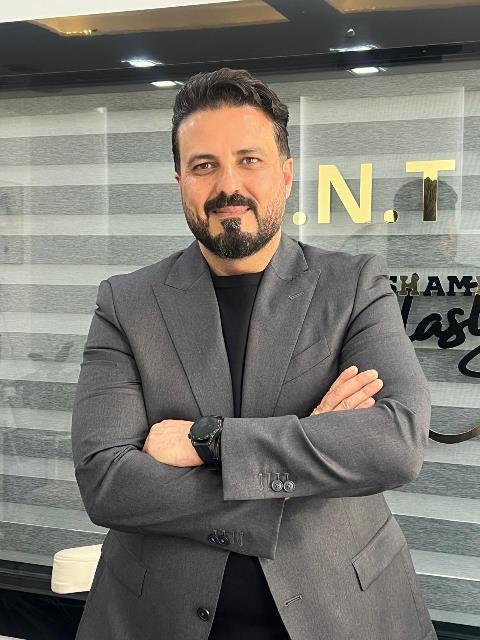 الطبيب الذي يسمع بقلبه ويعالج بضميره: أنس أبو شملة قصة نجاح أردنية