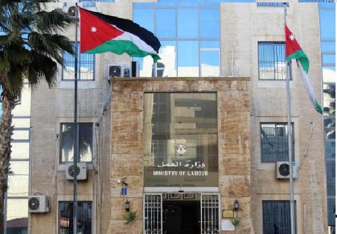 العمل تحرر 3413 مخالفة وتنذر 3181 منشأة