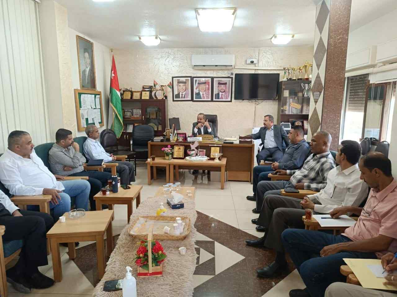 مدير التربيه والتعليم لواء ديرعلا الدكتور مزهر الرحامنه يترأس اجتماع رؤساء أقسام في تربيه لواء ديرعلا.