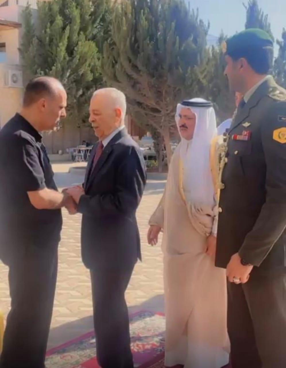 مندوب جلالة الملك والشيخ فيصل الحمود الصباح يشاركان الفايز أحزانهم بوفاة الشيخ فايز عناد الفايز