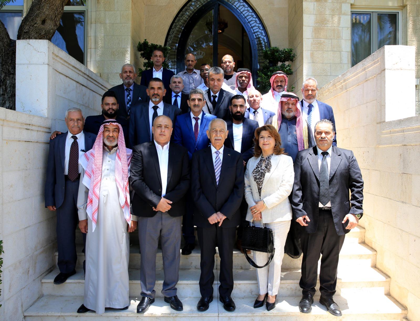 رئيس الديوان الملكي يلتقي وفدًا من أبناء محافظة الزرقاء