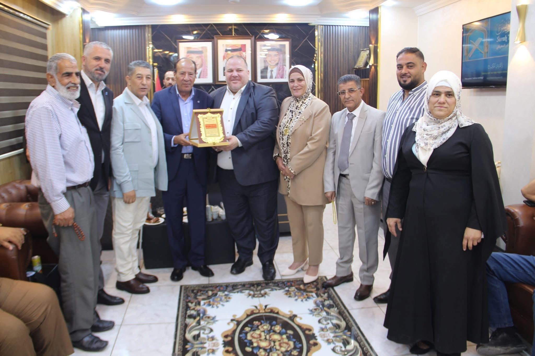 رئيس لجنة بلدية كفرنجة يكرم المجلس البلدي السابق