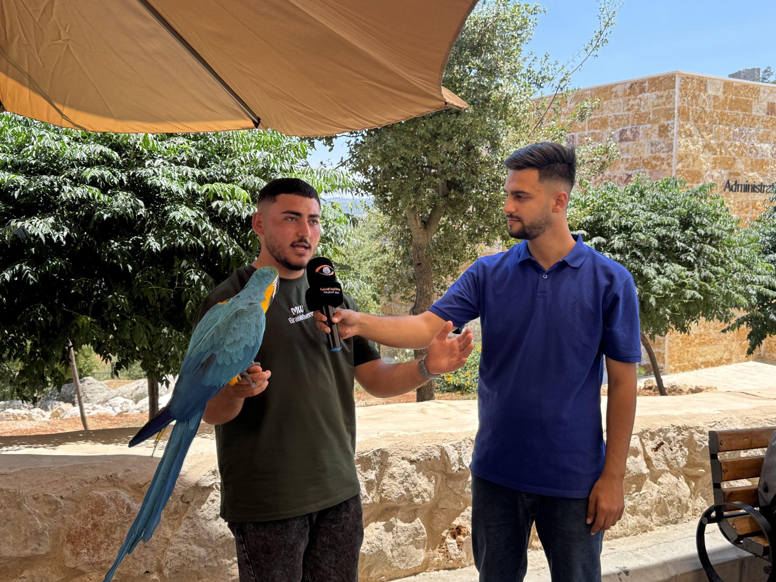 مشروع شبابي يوثق لحظات الزوار برفقة الحيوانات الأليفة في تلفريك عجلون(صور)