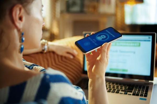 التسول الرقمي .. زمن تُعبأ فيه المشاعر وتُسوّق رقمياً