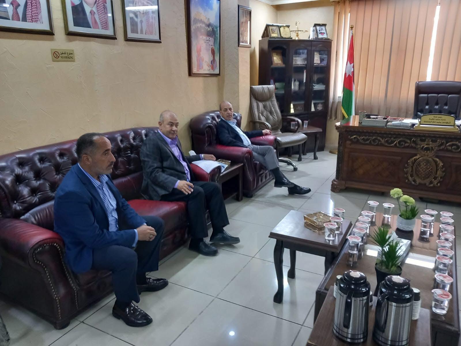 وزير الإدارة المحلية يتفقد واقع الخدمات في بلدية عجلون الكبرى