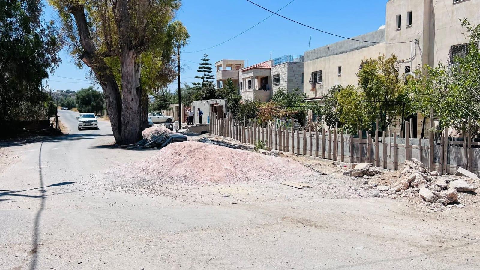 بلدية كفرنجه تزيل اعتداءات على الشارع العام في المشيرفة  