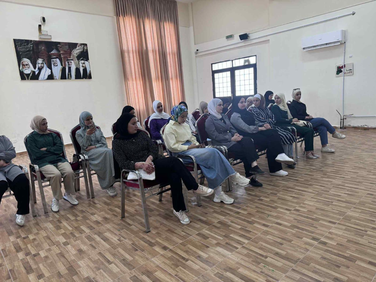 جلسة تعريفية بجائزة الحسين للعمل التطوعي في مركز شابات فقوع